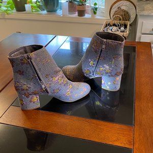 FOR SPRING!  NEW!  Gray floral ankle boots, Size 7.5 - NWOT